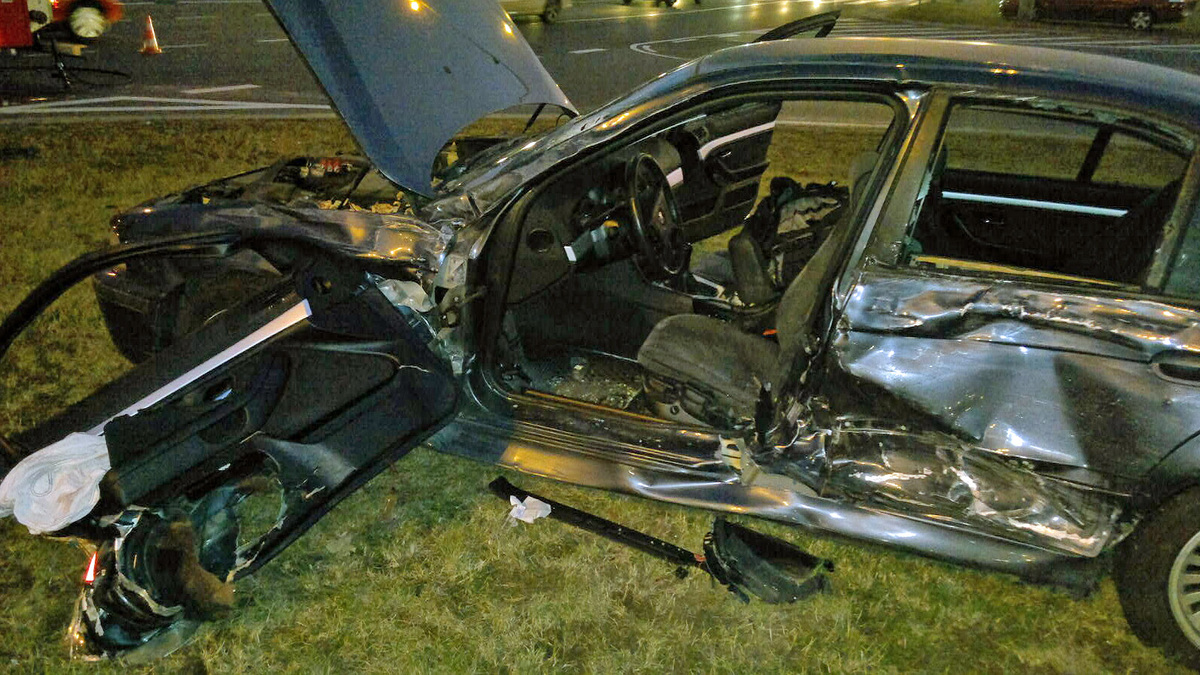 BMW w kawałkach, mercedes rozbity wypadek na Mokotowie